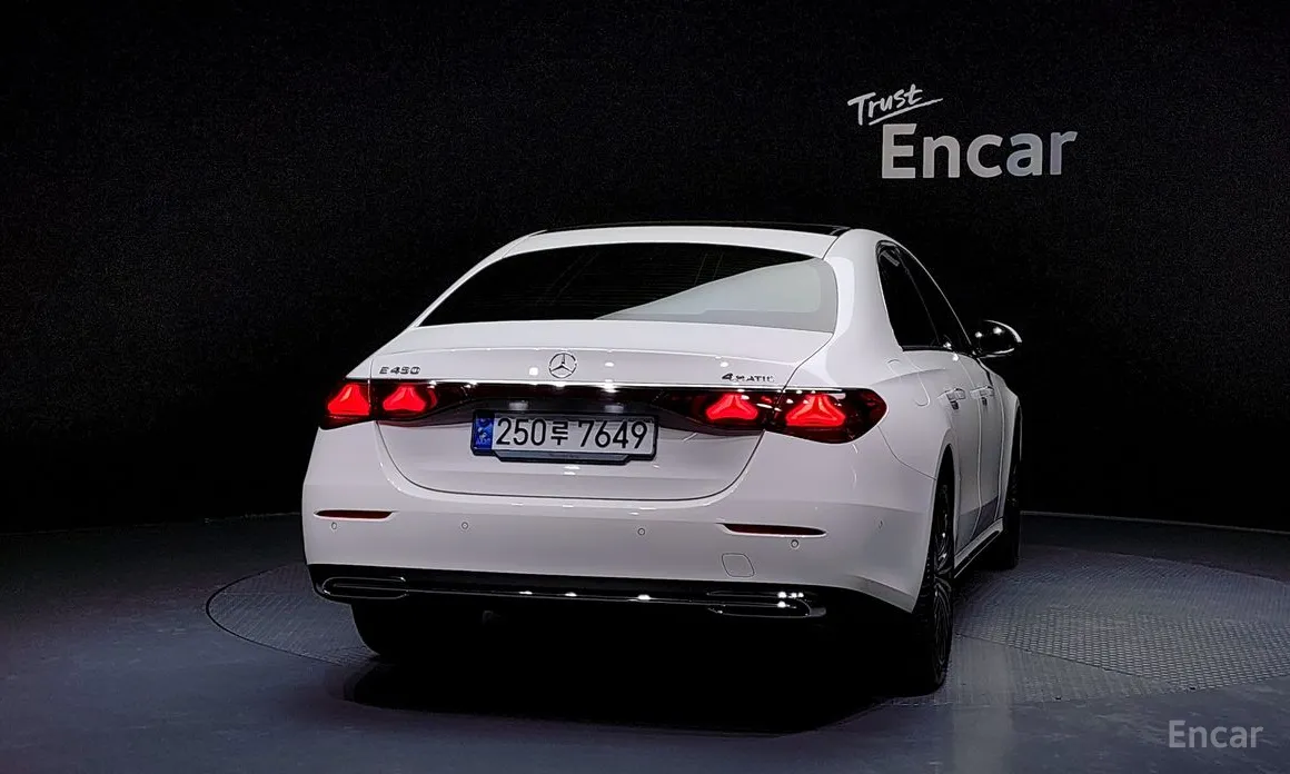 Фото 4 - Mercedes-Benz E-Class