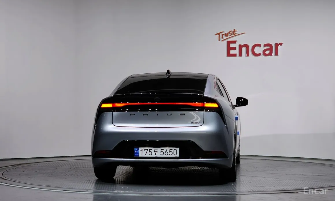 Фото 4 - Toyota Prius