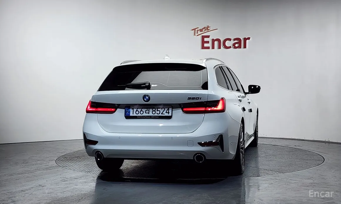 Photo 4 - BMW 3 Series