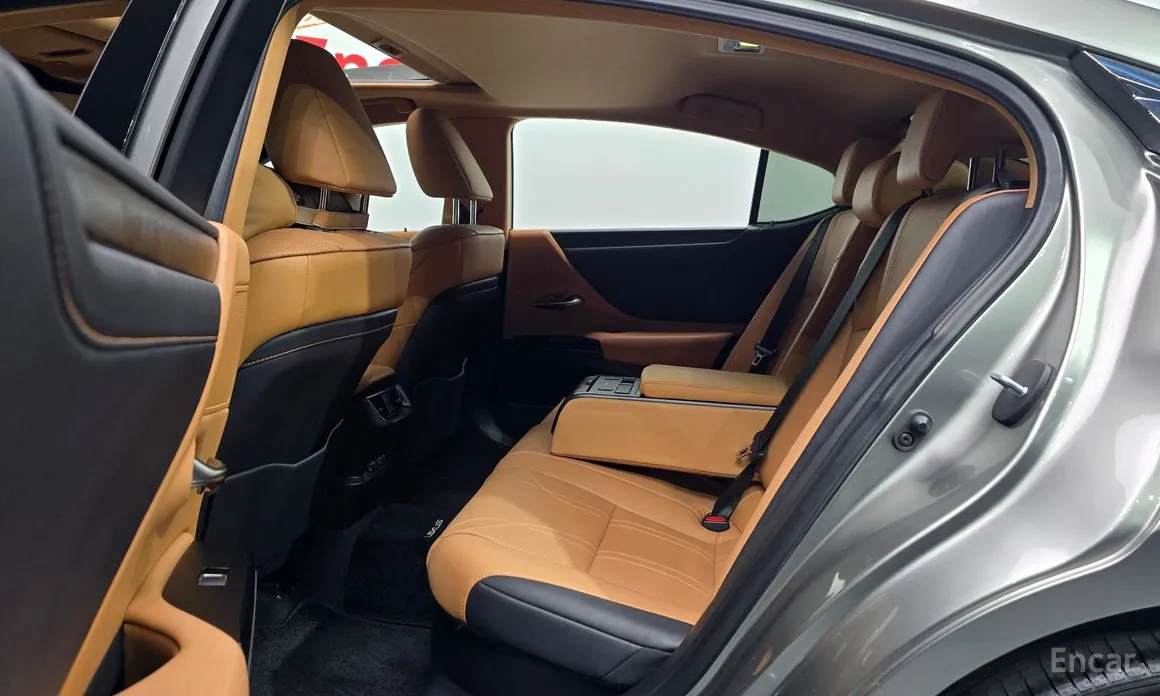 Фото 12 - Lexus ES