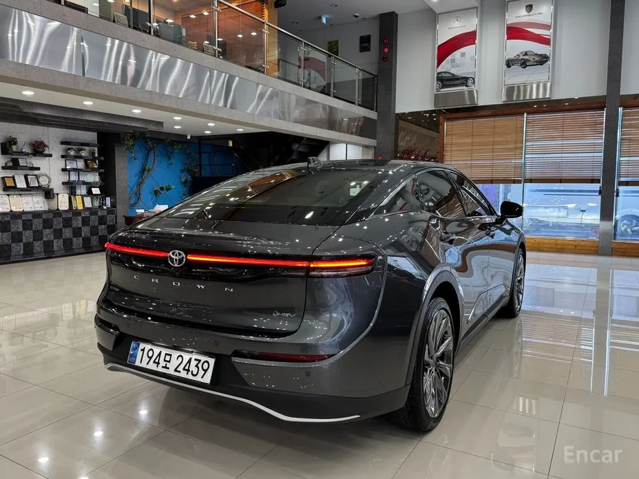 Фото 2 - Toyota Crown