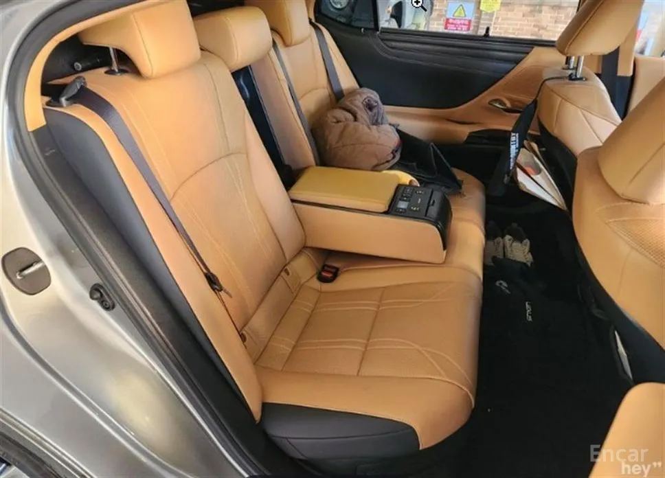 Фото 8 - Lexus ES