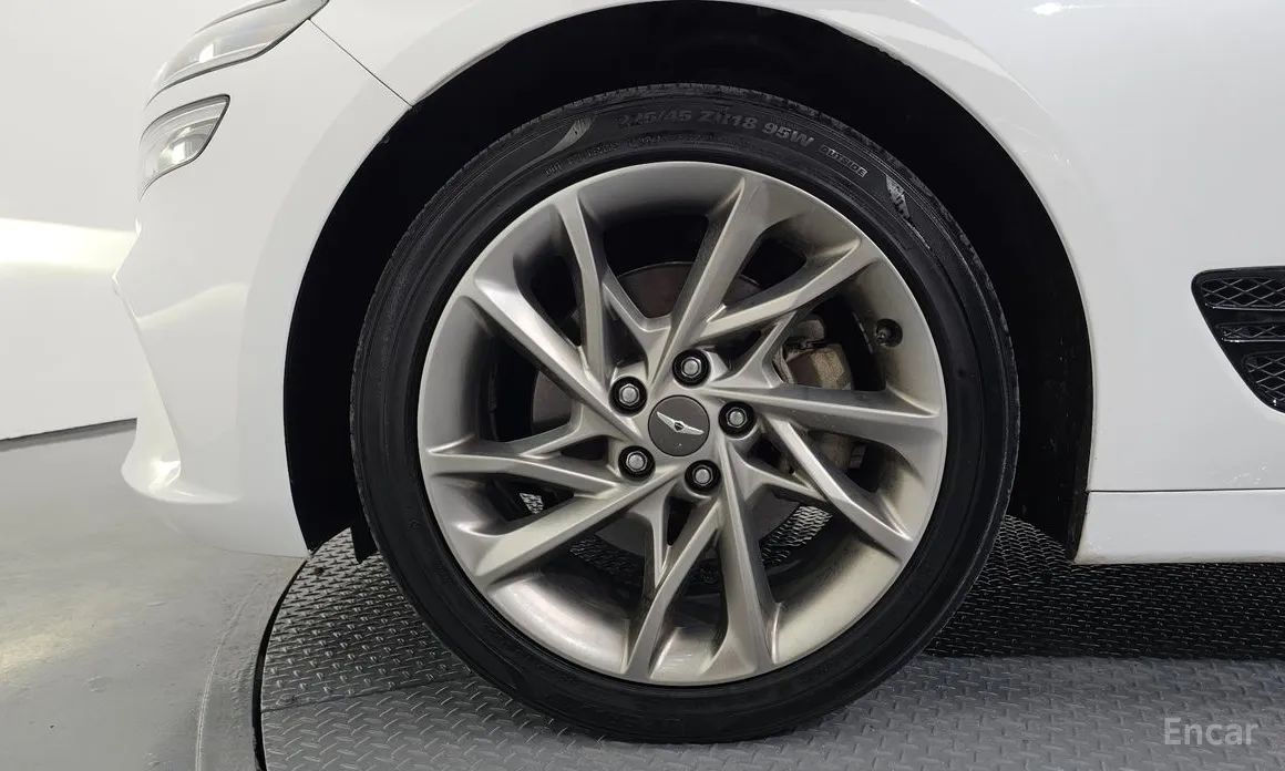 Photo 5 - Genesis G70