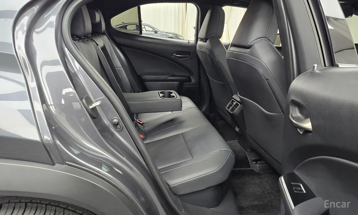 Фото 12 - Lexus UX