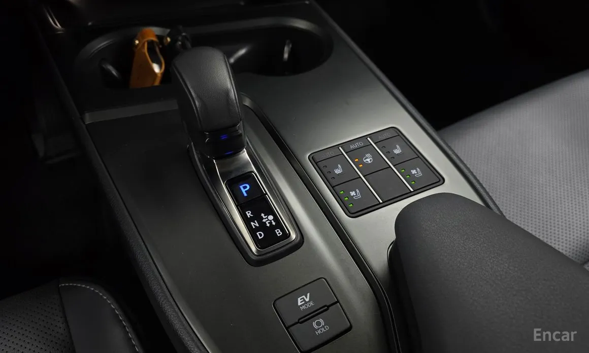 Фото 9 - Lexus UX