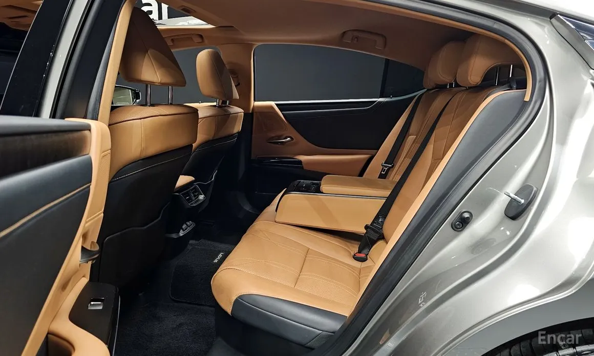 Фото 12 - Lexus ES