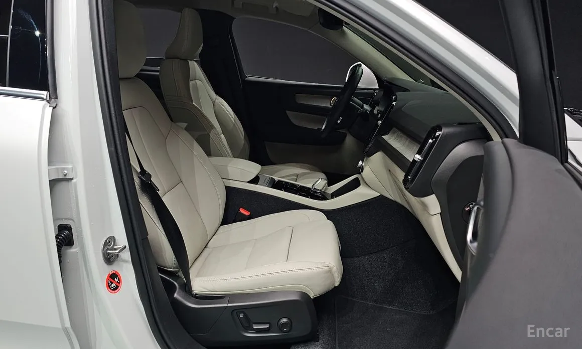 Фото 10 - Volvo XC40