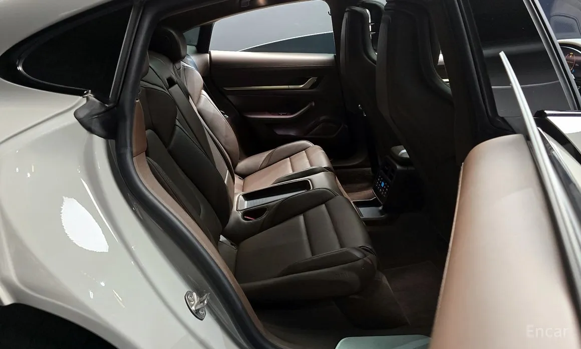 Фото 12 - Porsche Taycan