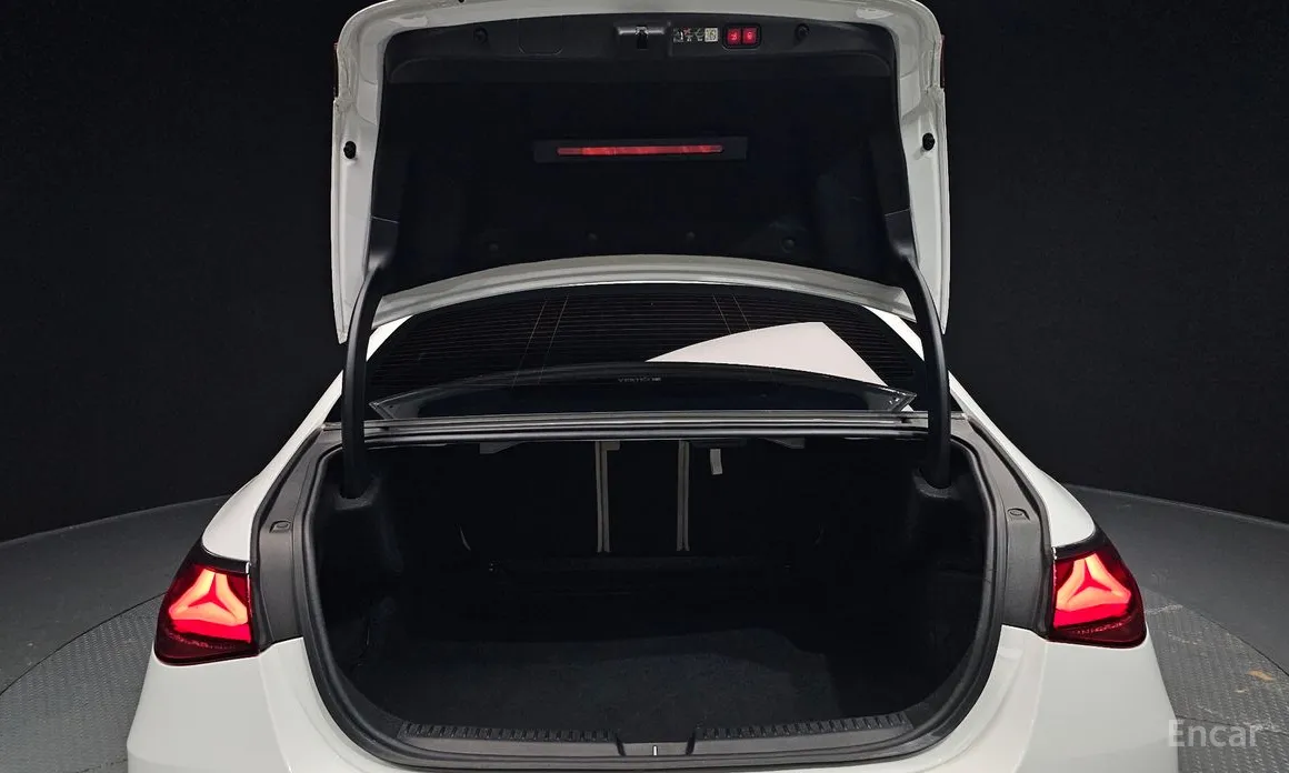 Фото 20 - Mercedes-Benz E-Class