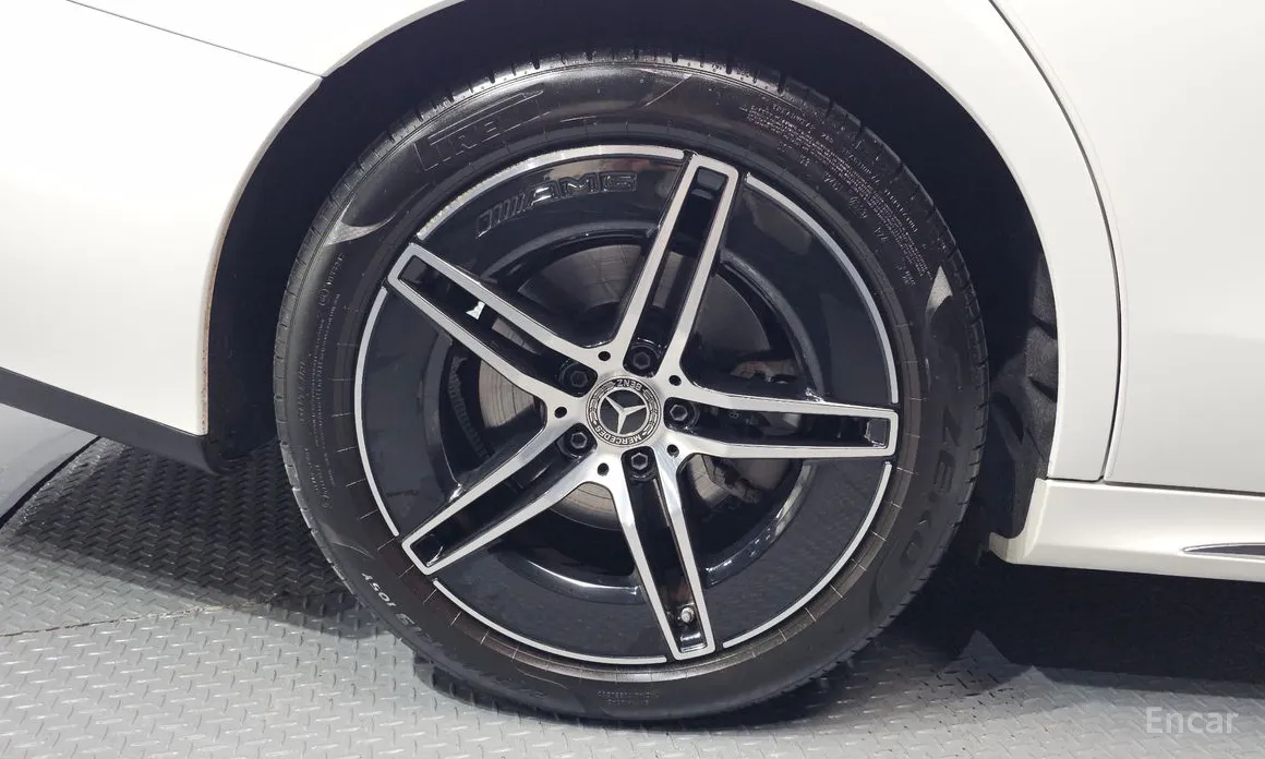 Фото 5 - Mercedes-Benz E-Class