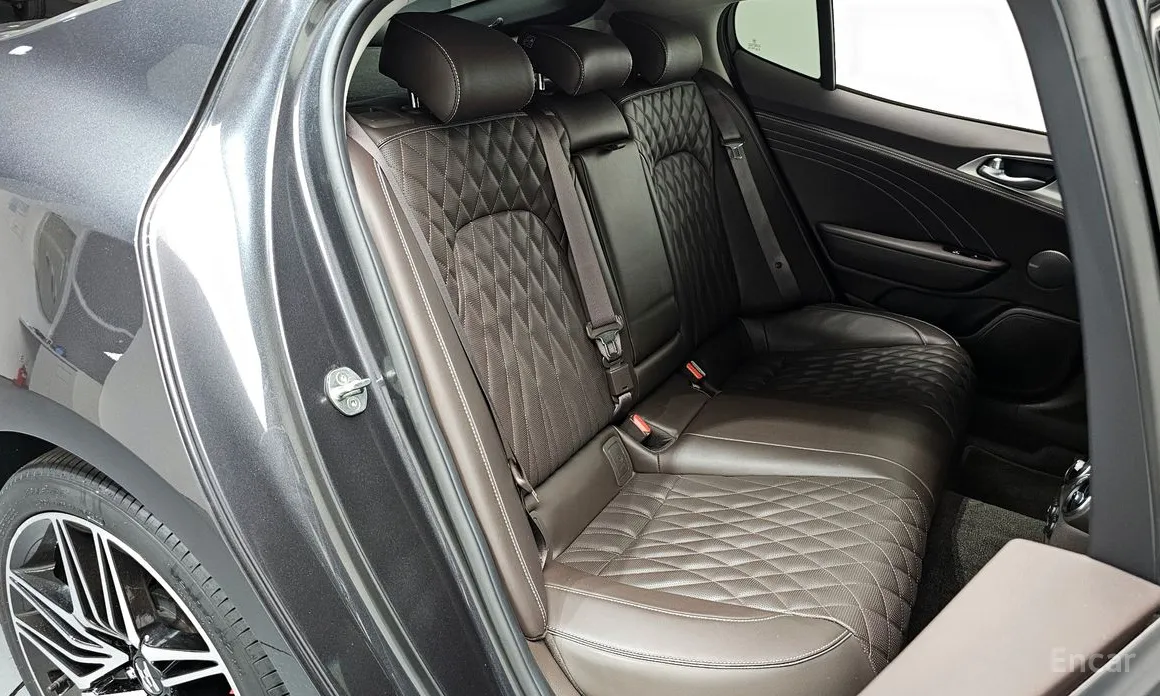 Photo 12 - Kia Stinger