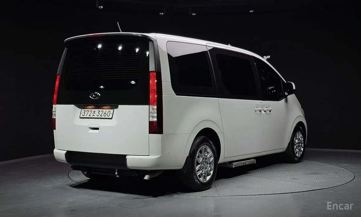 Фото 2 - Hyundai Staria