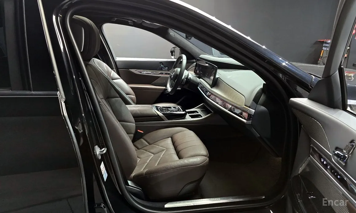 Фото 10 - BMW 7 Series