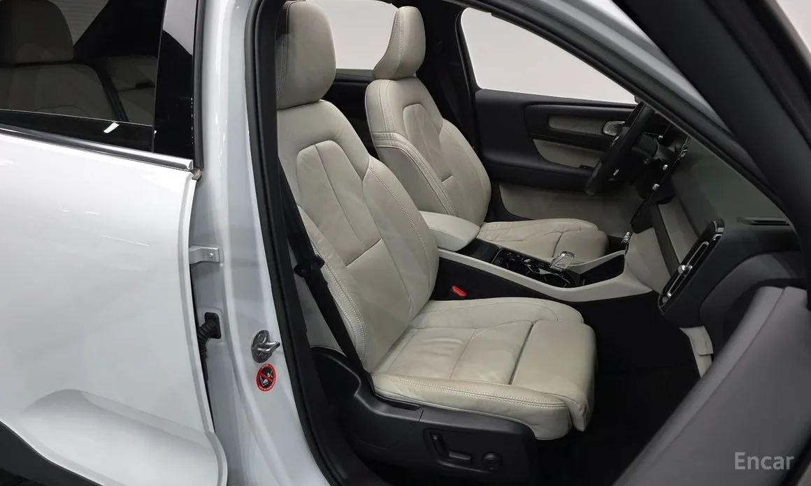 Фото 10 - Volvo XC40