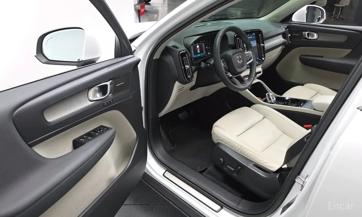 Фото 12 - Volvo XC40