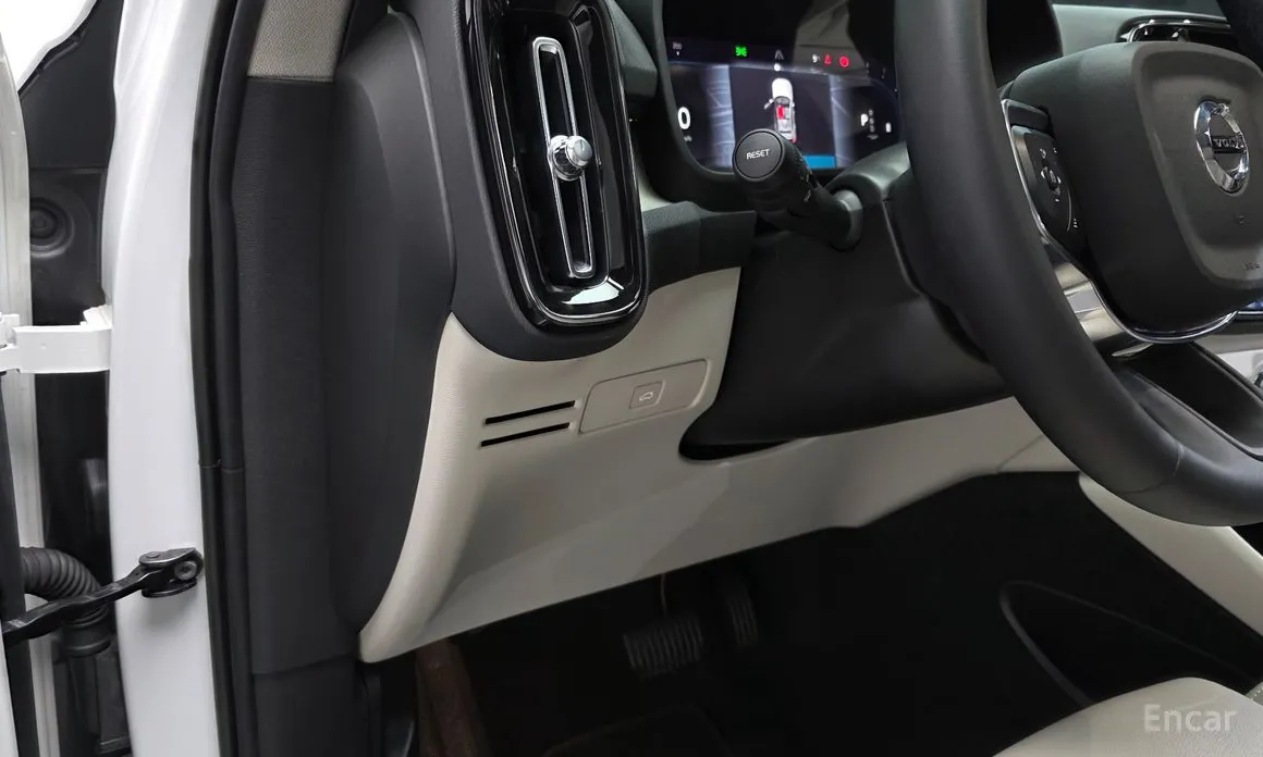 Фото 13 - Volvo XC40