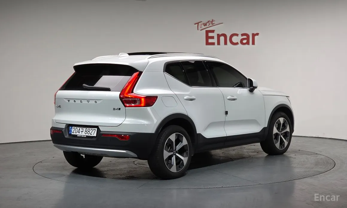 Фото 2 - Volvo XC40