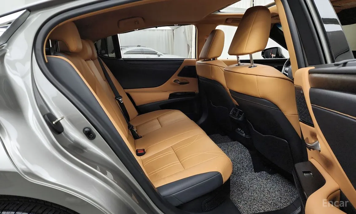 Фото 12 - Lexus ES