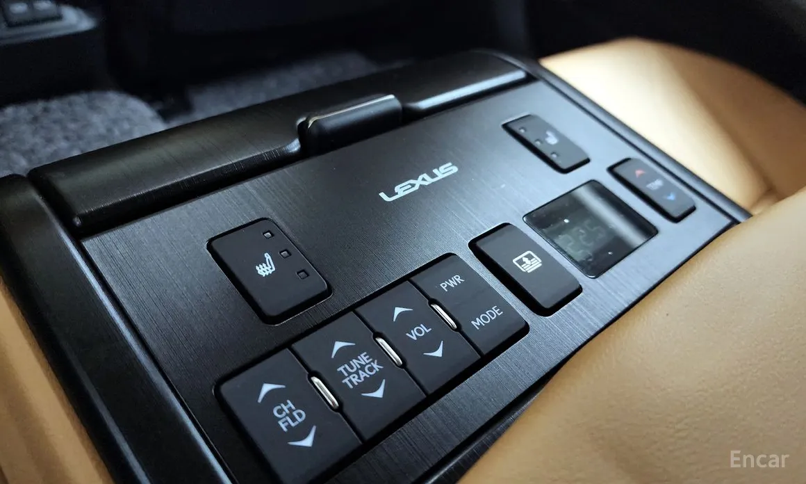 Фото 19 - Lexus ES