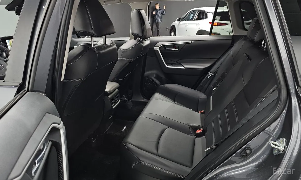 Фото 12 - Toyota RAV4