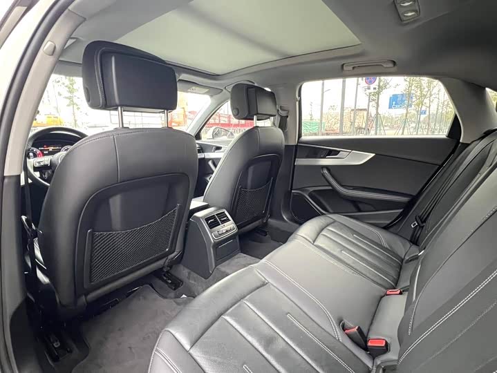 Фото 4 - Audi A4L