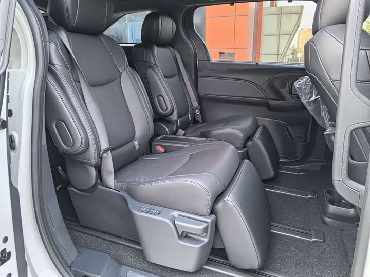 Фото 4 - Toyota Sienna