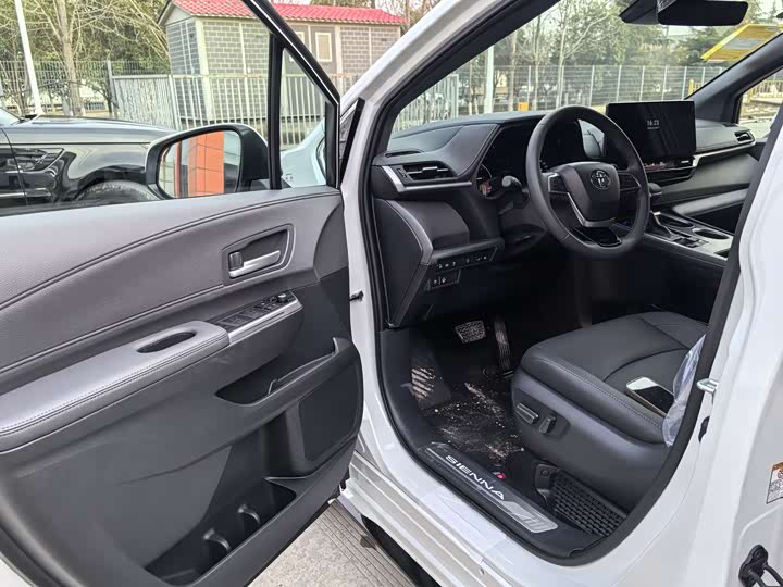 Фото 7 - Toyota Sienna