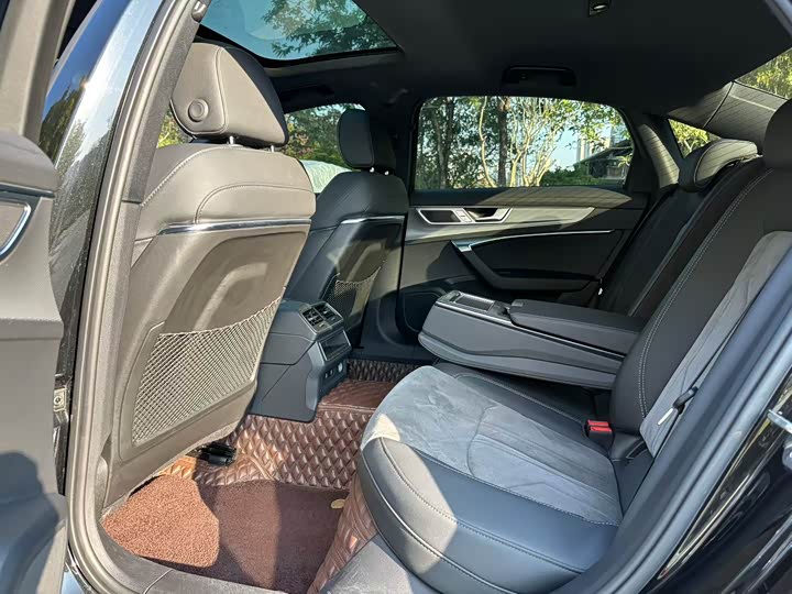 Фото 9 - Audi A6L