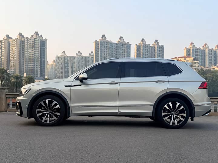 Фото 3 - Volkswagen Tiguan L Pro