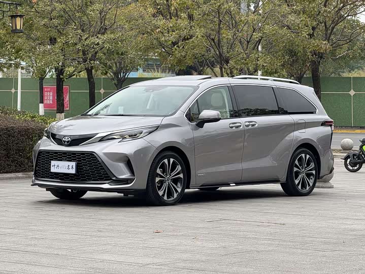 Фото 1 - Toyota Granvia