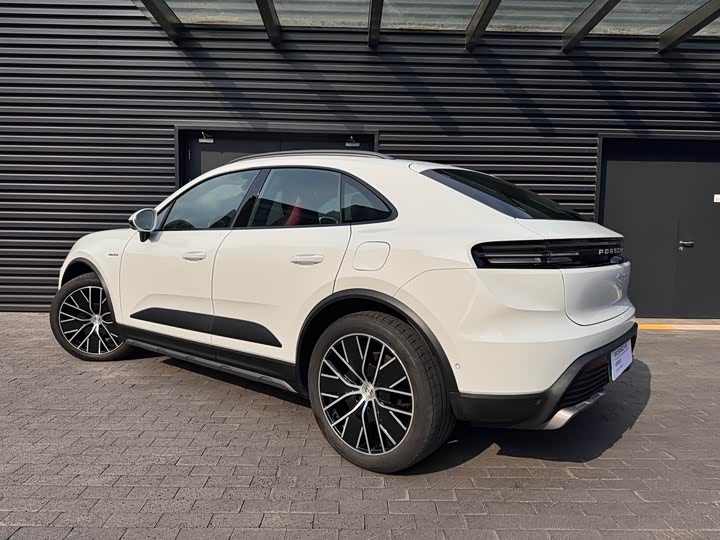 Фото 6 - Porsche Macan EV