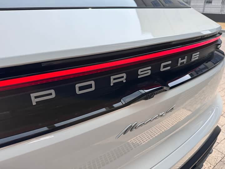 Фото 9 - Porsche Macan EV