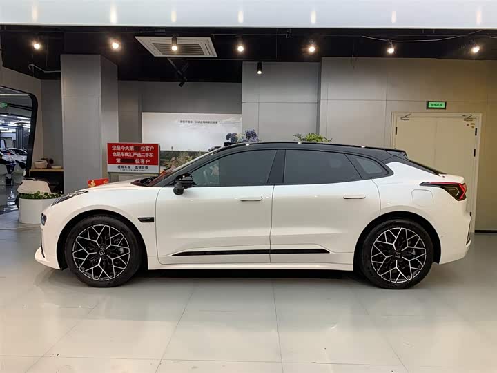 Фото 7 - Zeekr 001