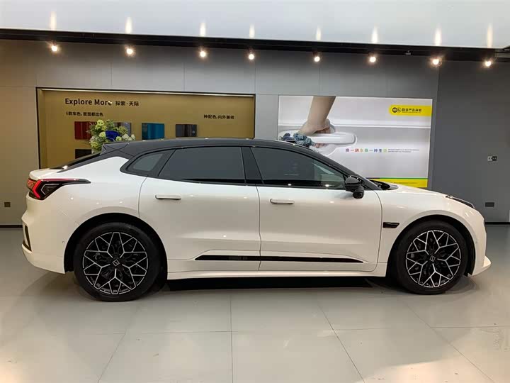 Фото 9 - Zeekr 001