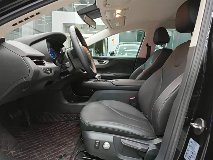 Фото 4 - Hongqi E-QM5