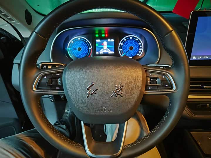 Фото 6 - Hongqi E-QM5