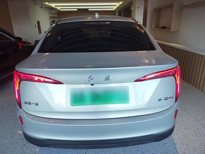 Фото 6 - Hongqi E-QM5