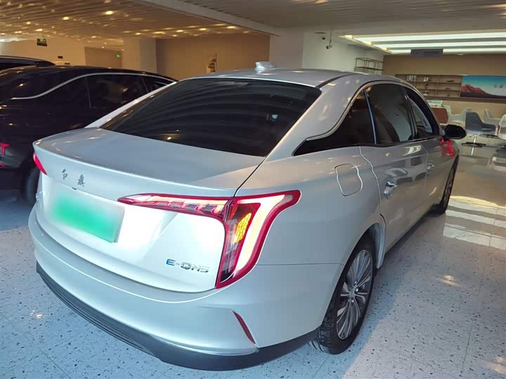 Фото 7 - Hongqi E-QM5