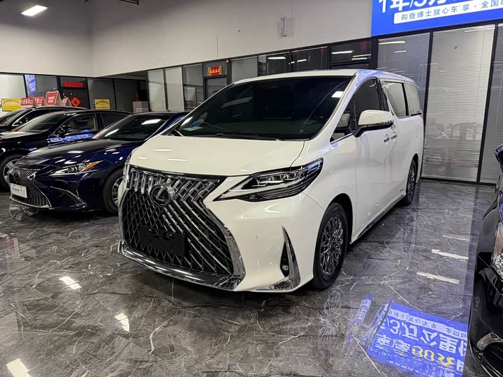 Фото 1 - Lexus LM