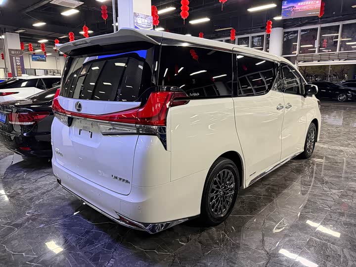 Фото 3 - Lexus LM