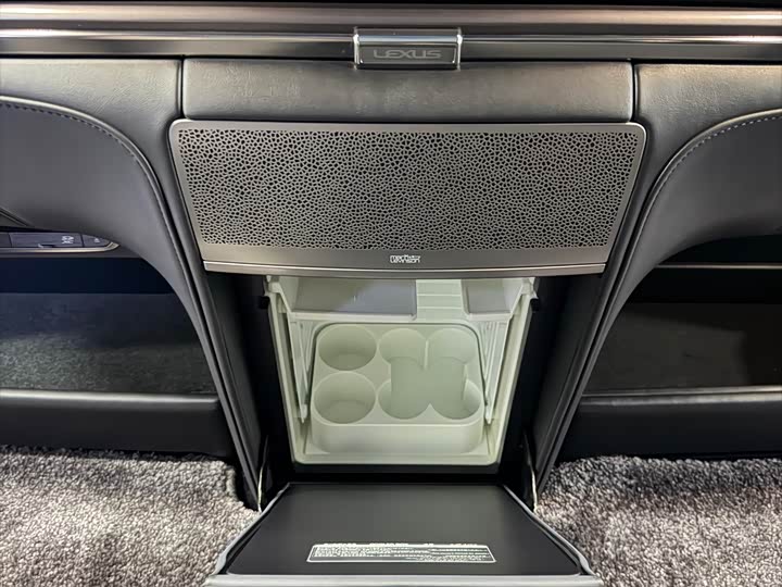 Фото 8 - Lexus LM