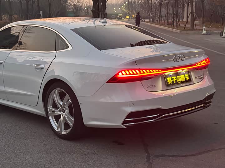 Фото 3 - Audi A7L