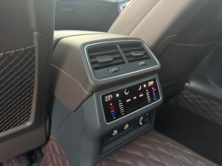 Фото 7 - Audi A7L