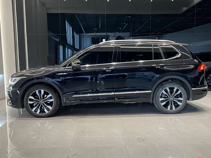 Фото 4 - Volkswagen Tiguan L Pro