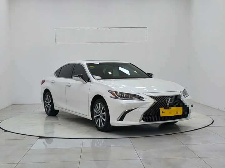 Фото 3 - Lexus ES