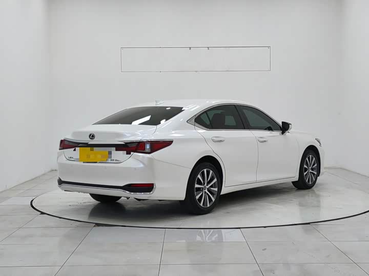 Фото 4 - Lexus ES