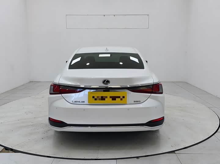 Фото 7 - Lexus ES