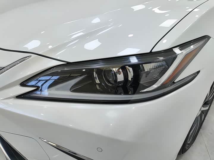 Фото 9 - Lexus ES