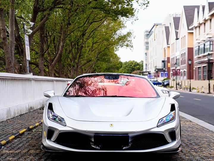 Фото 2 - Ferrari F8