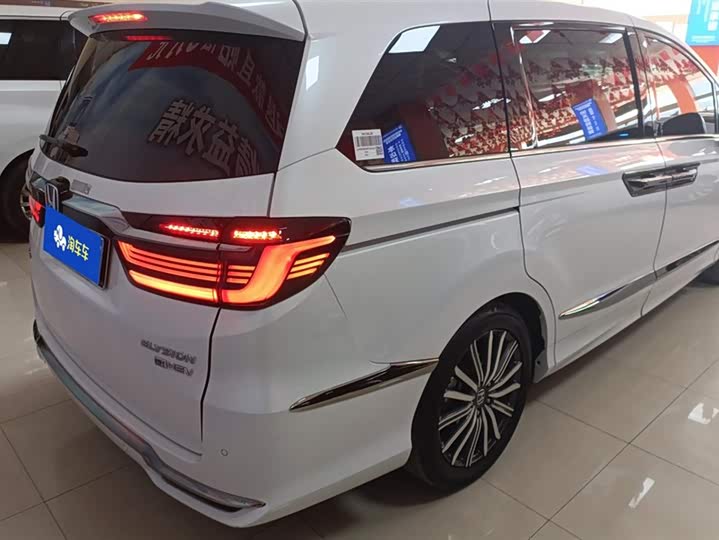 Фото 3 - Honda Elysion